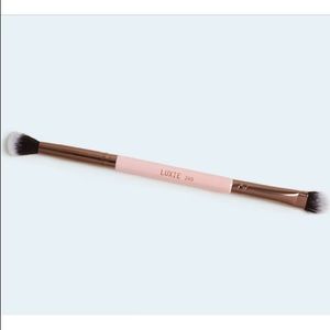 LUXIE 249. Eyeshadow brush.